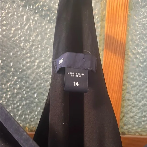 GAP Black Ruched Racerback with pockets - Picture 2 of 6